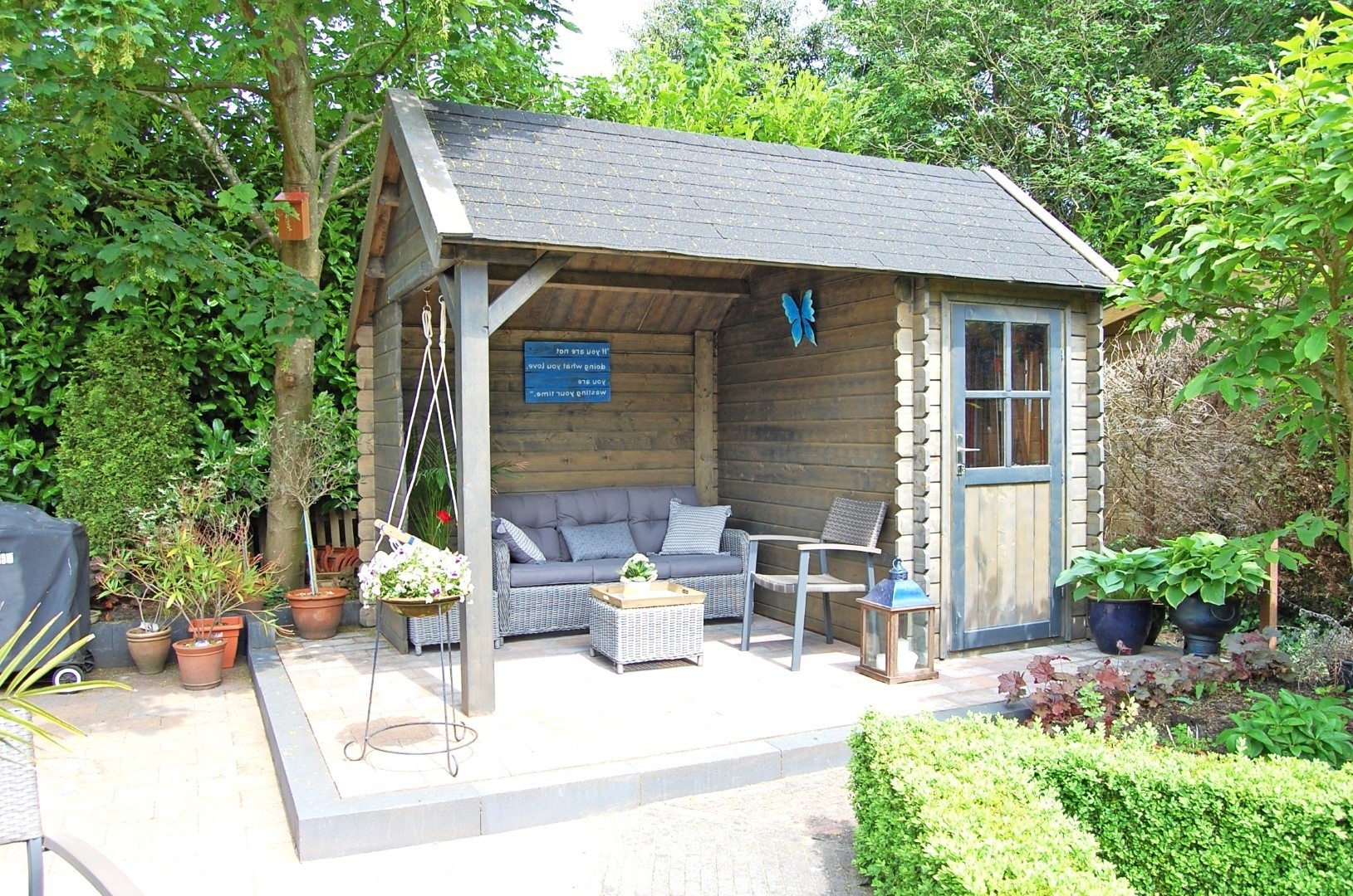https://www.warentuin.nl/media/catalog/product/1/7/1706144561334952_2_blokhut_met_overkapping_michelle_550_cm_bij_250_cm_diep_kaps_8001.jpg