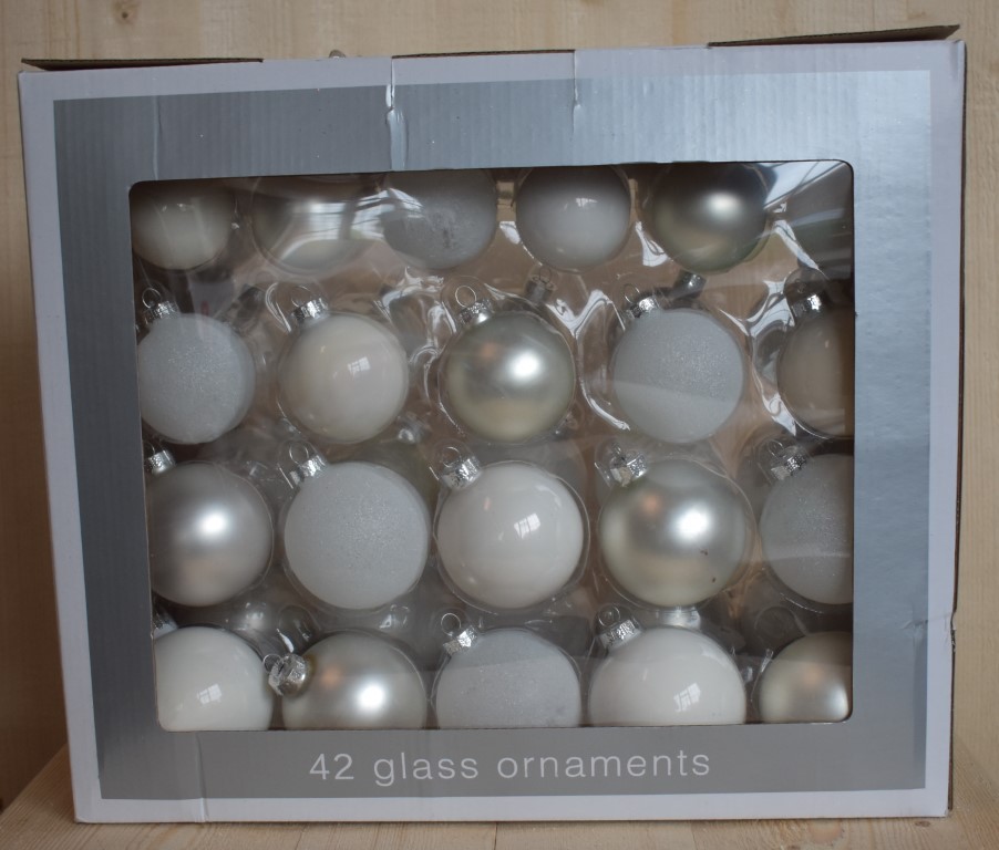 doos met 42 glazen ballen mix wit - Hortus