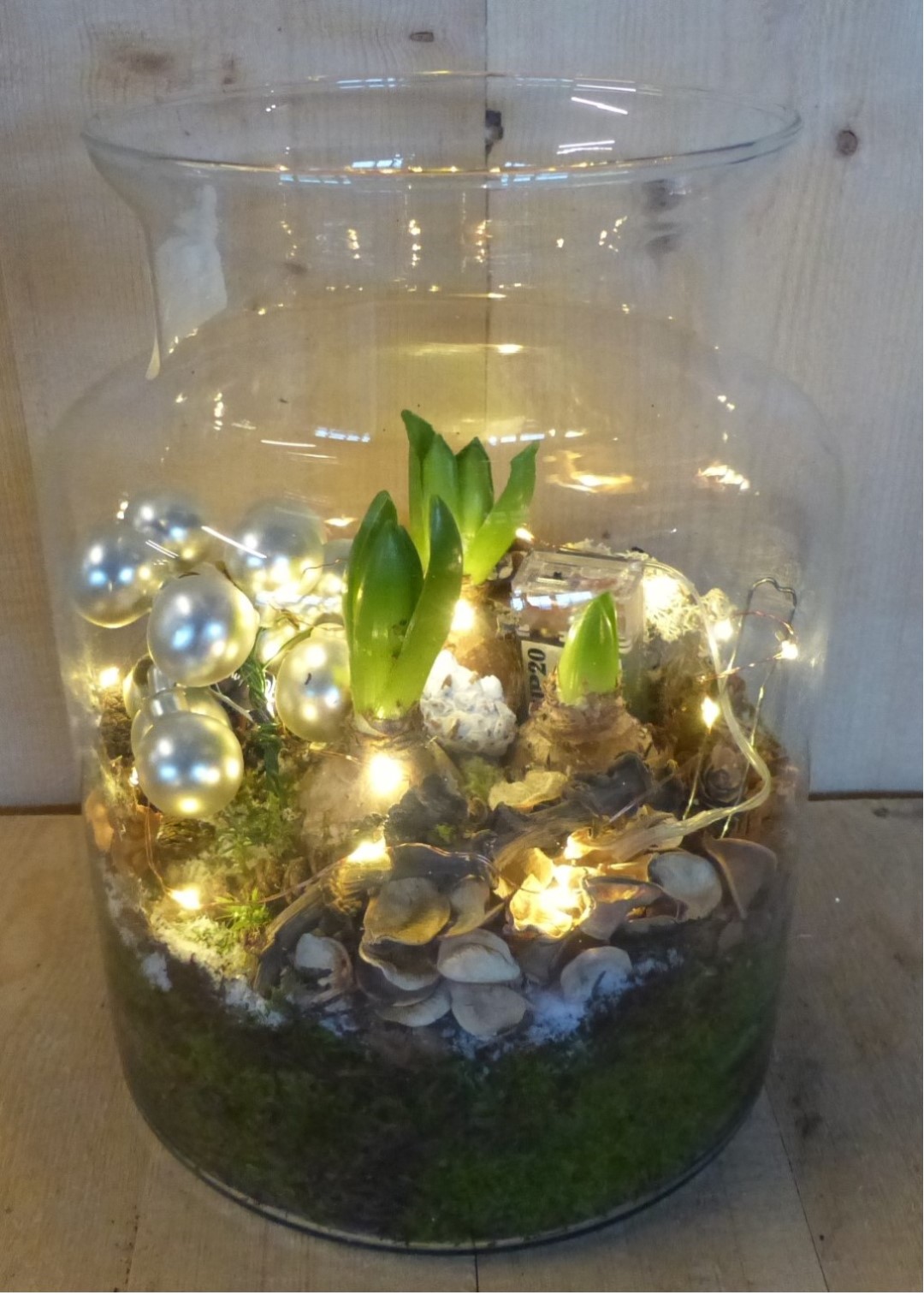Kerststukje 'Ivanovo' melkfles glas 30 cm hoog hyacinten met lampjes en zilveren kerstballetjes - Warentuin Natuurlijk