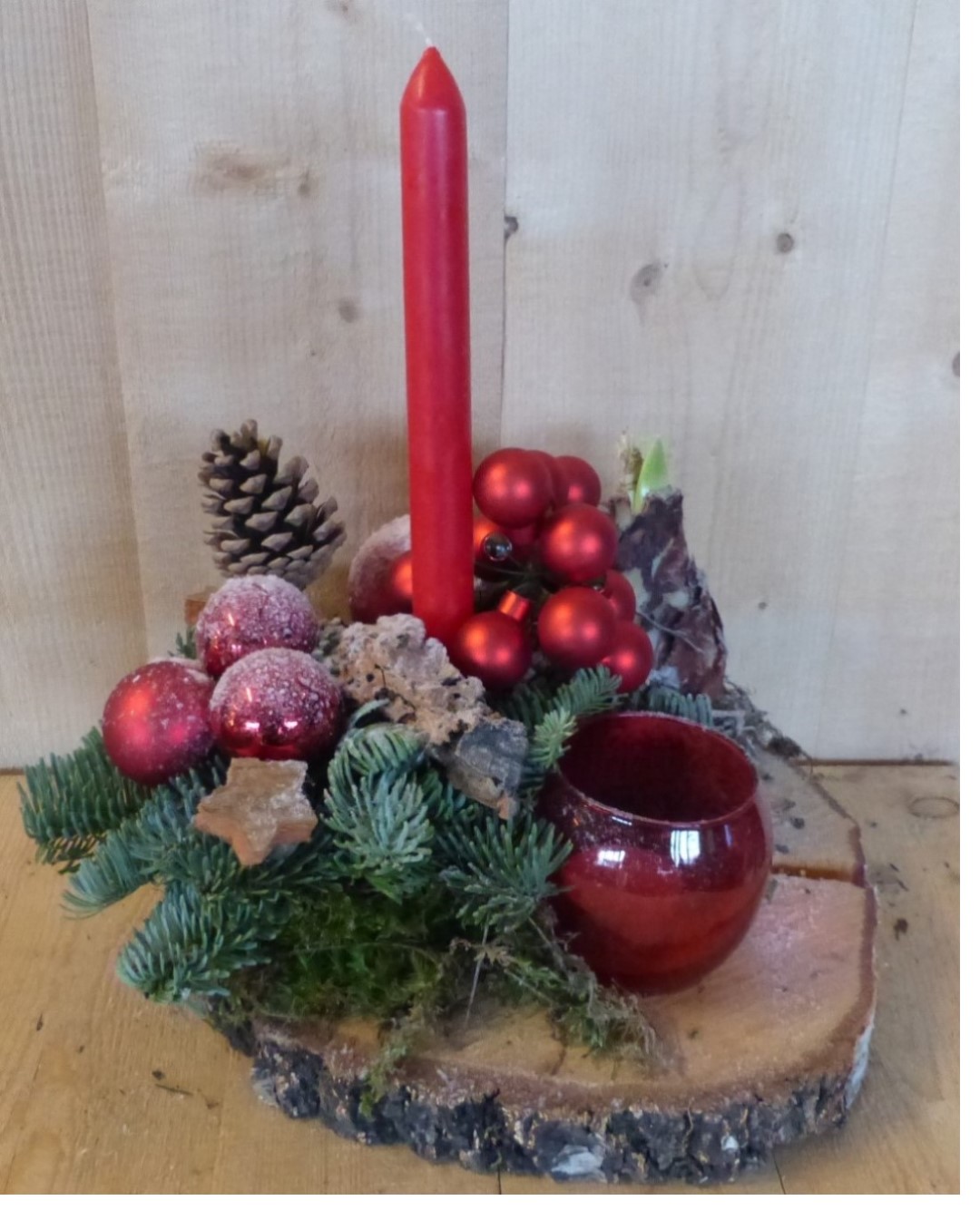 Kerststukje 'Koergan' houten schijf dia. 30 cm rode tinten met thee licht en hoge kaars - Warentuin Natuurlijk