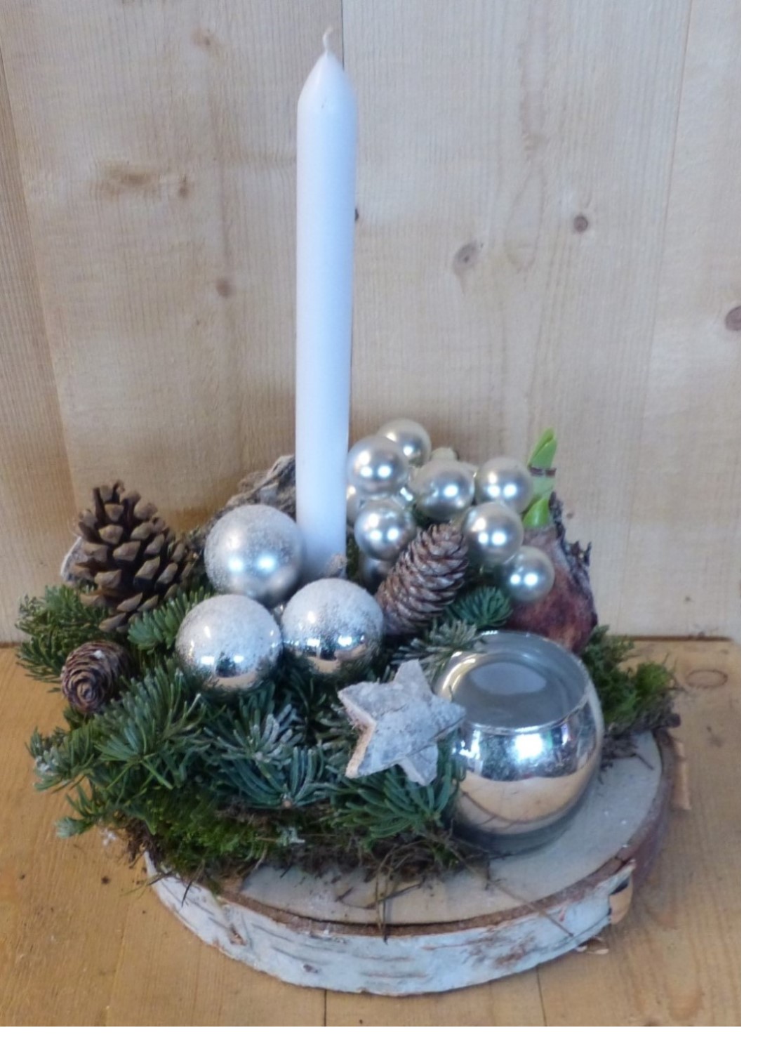 Kerststukje 'Koersk' houten schijf dia. 30 cm wit-zilveren tinten met thee licht en hoge kaars - Warentuin Natuurlijk