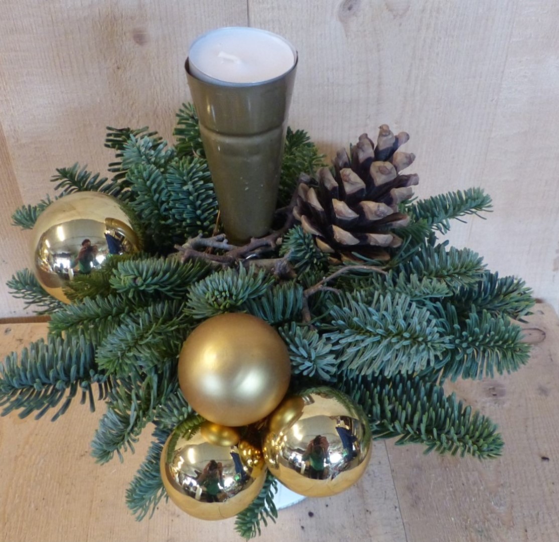 Kerststukje 'Odessa' simpel in hoge pot 30 cm hoog kleur goud met een hoge theelicht - Warentuin Natuurlijk