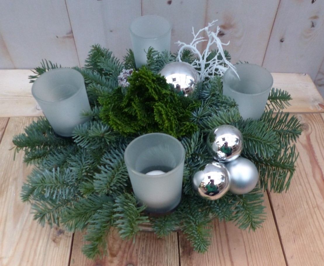 Kerststukje 'Oefa' Wit-Zilver met vier theelichtjes dia. 30 cm - Warentuin Natuurlijk