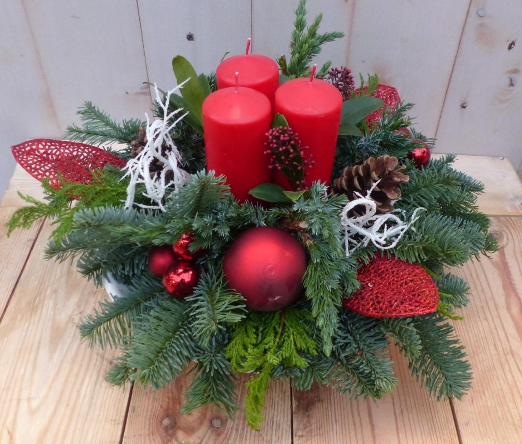 Kerststukje 'Perm' Rood met drie kaarsen dia. 30 cm - Warentuin Natuurlijk