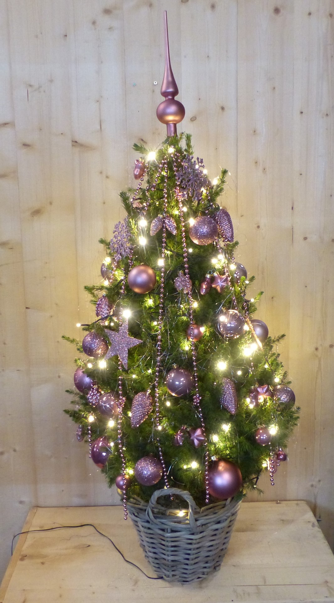 Echte kerstboom in mand met verlichting roze h130 - Warentuin Natuurlijk